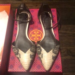 Tory Burch v cut flat w/ ankle strap